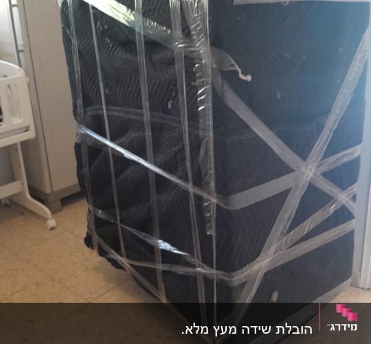 רהיט עטוף בשמיכה ומודבק בניילון שקוף